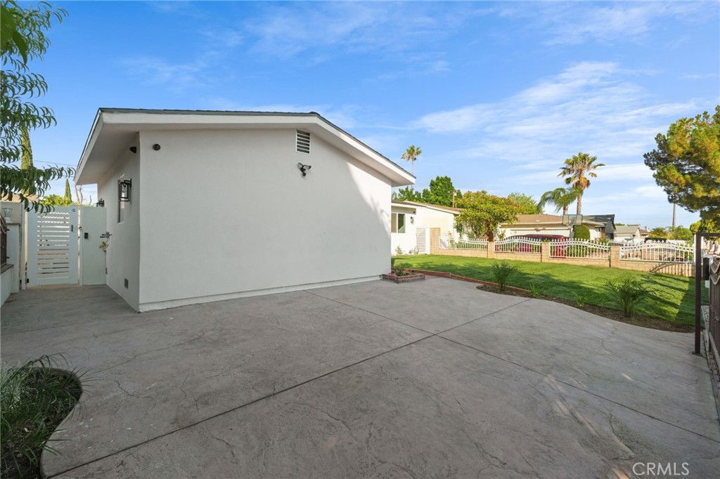 9076 9078 Lev Avenue