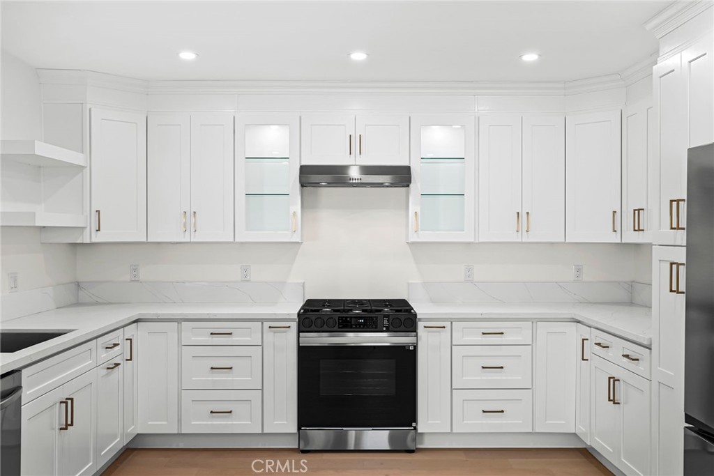 9076 9078 Lev Avenue