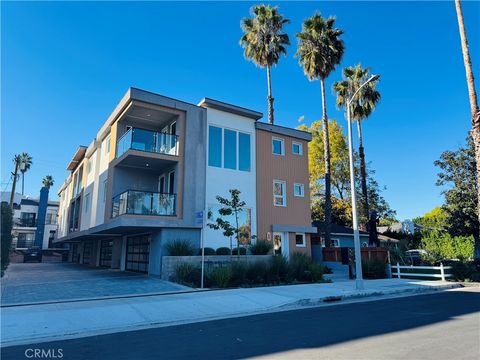 Photo of 11815 W Holly Way Way, Valley Village, CA 91607 (MLS # SR25268715)