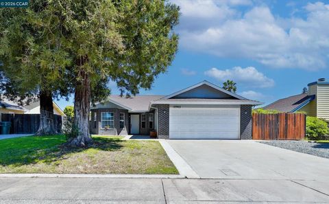 Photo of 18902 Arrowhead Dr Dr, Lockeford, CA 95237 (MLS # 41131054)