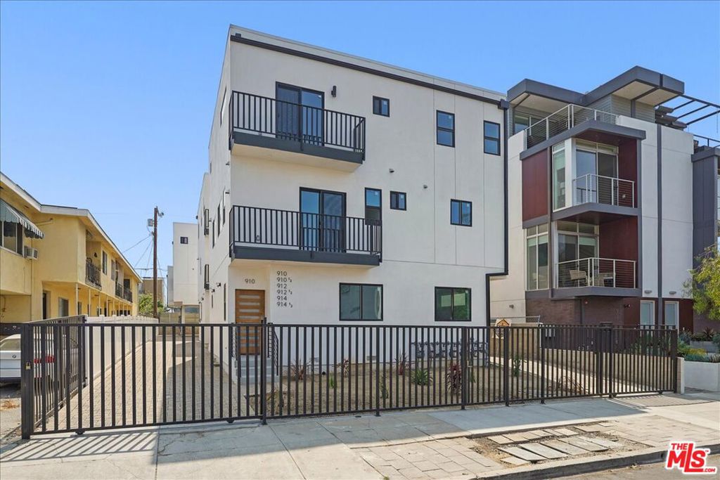 Properties 2 910 N Hudson Avenue