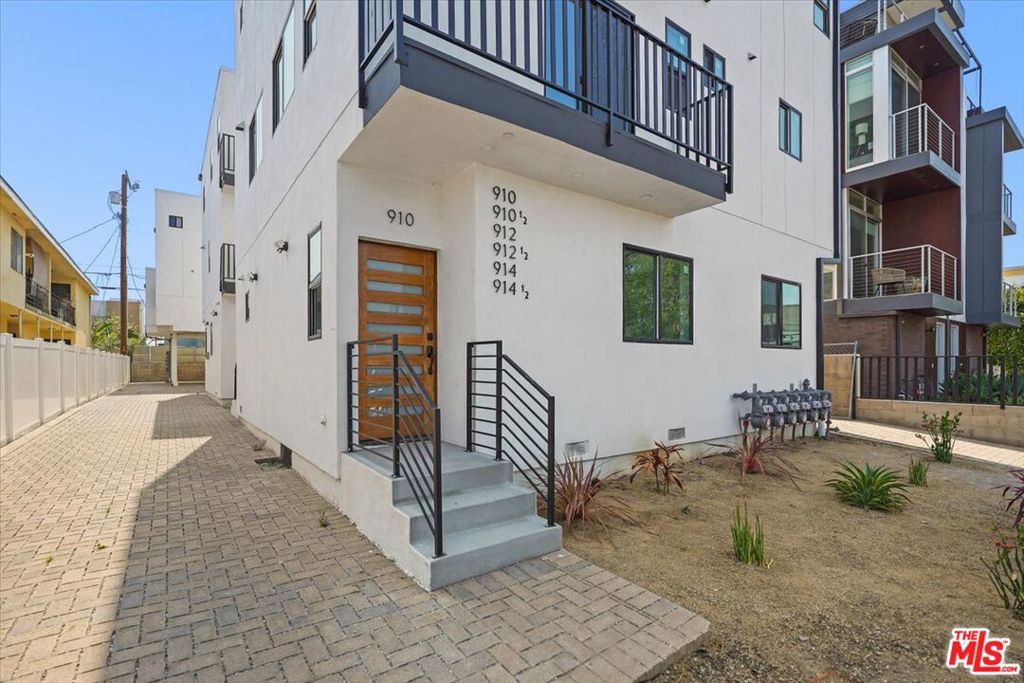 Properties 3 910 N Hudson Avenue