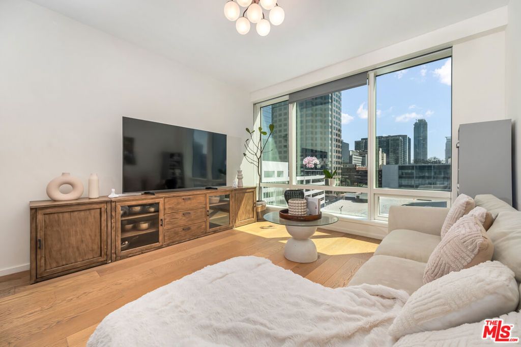 Photo of 877 Francisco Street #707, Los Angeles, CA 90017 (MLS # 26727257)