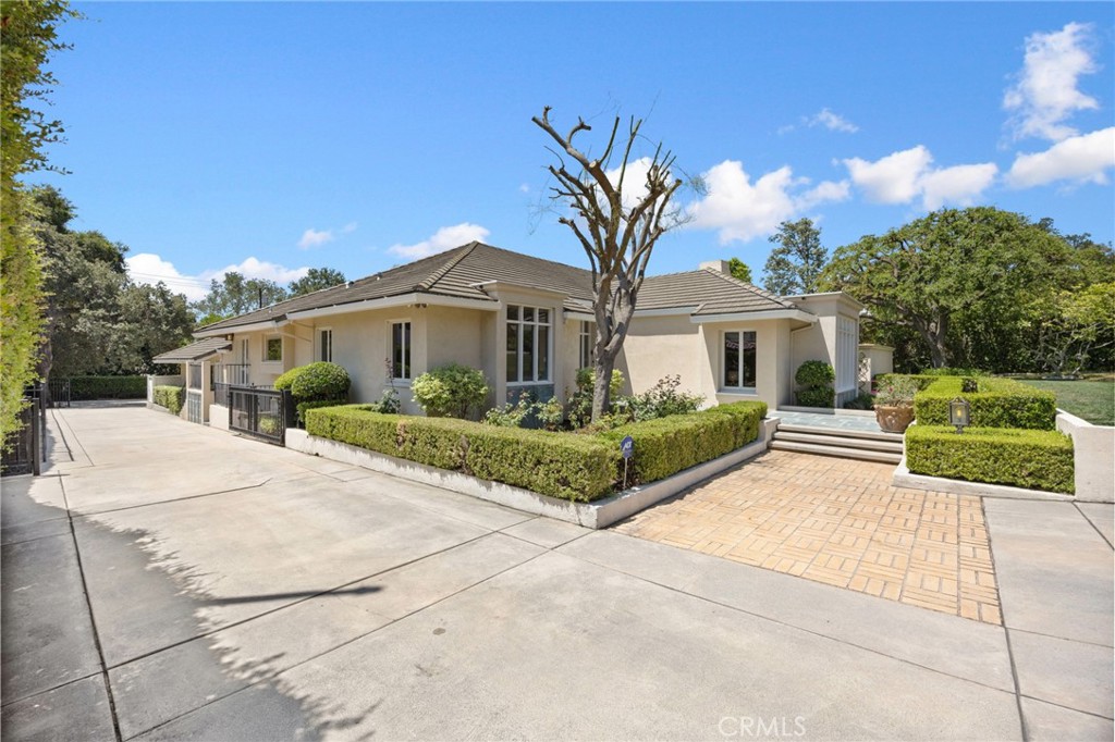 Properties 4 940 Singing Wood Drive