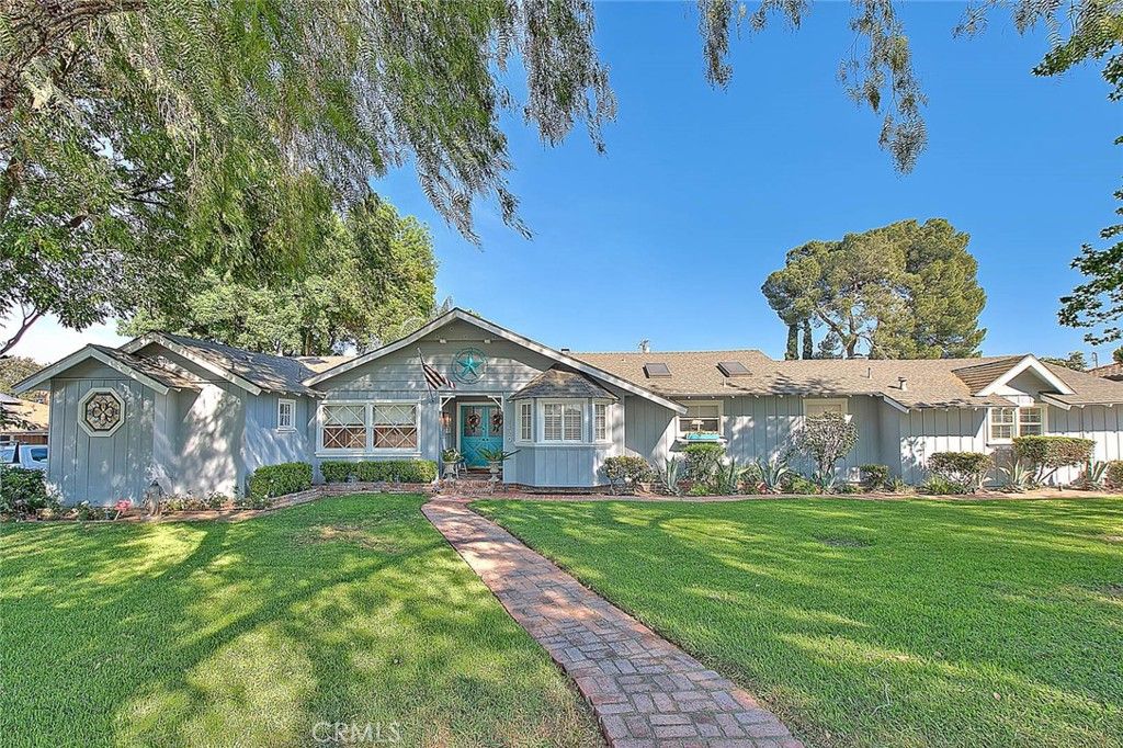 Photo of 1429 Garretson Ave, Corona, CA 92879 (MLS # CV26066579)