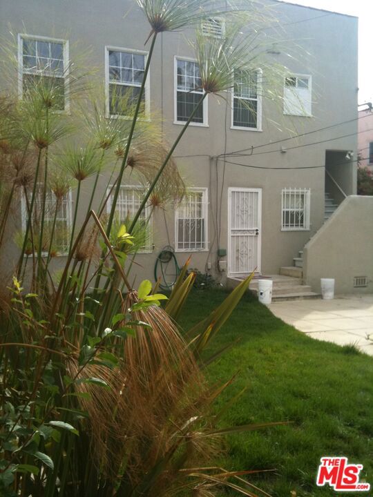 611 N BEACHWOOD Drive