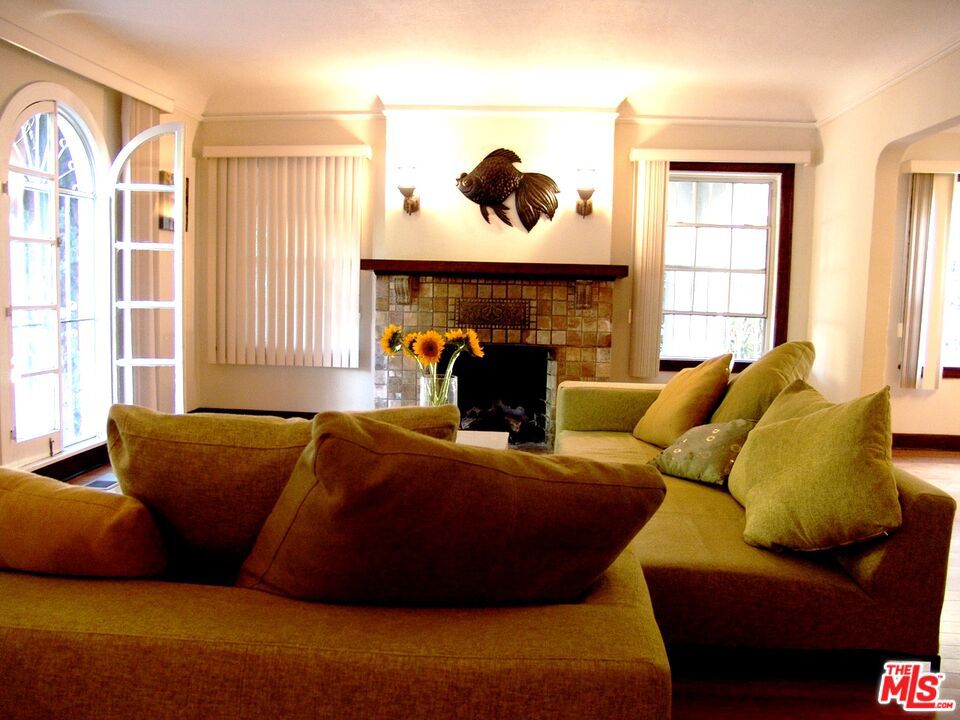 611 N BEACHWOOD Drive