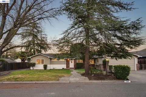 Photo of 780 Quiet View Ct Ct, Walnut Creek, CA 94597 (MLS # 41127989)