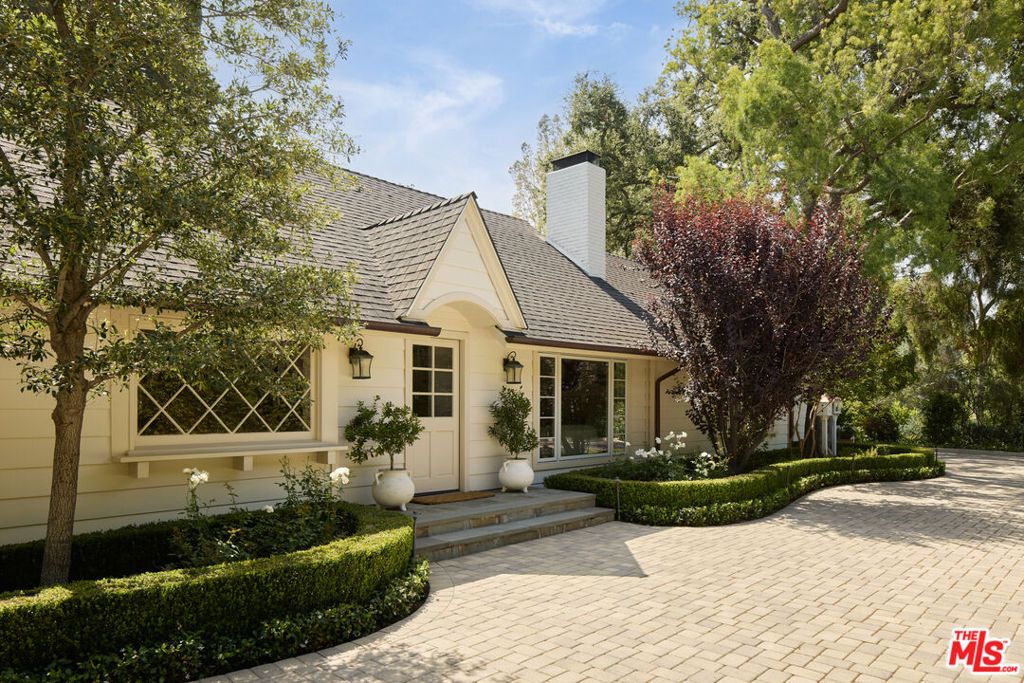 Photo of 17333 Rancho Street, Encino, CA 91316 (MLS # 25595829)