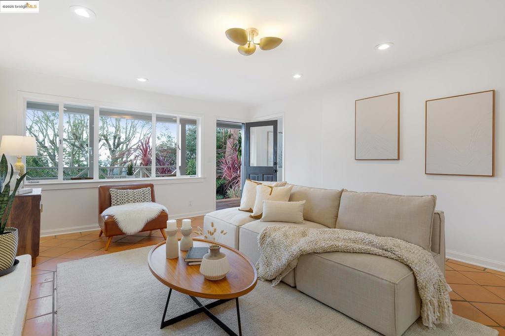 MONTCLAIR HILLS - Residential