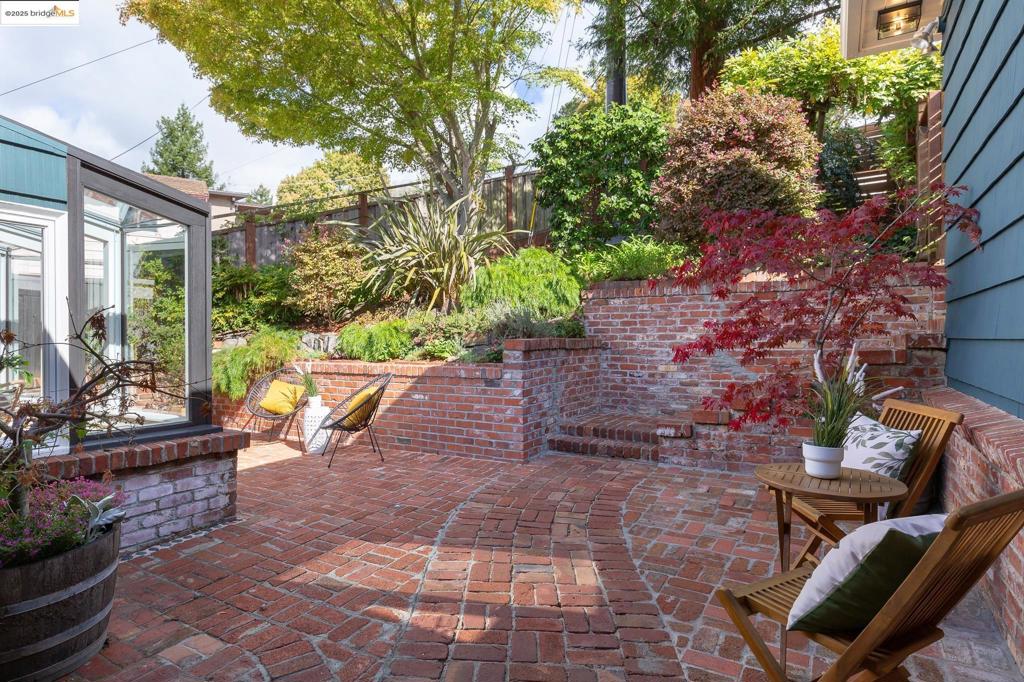 MONTCLAIR HILLS - Residential