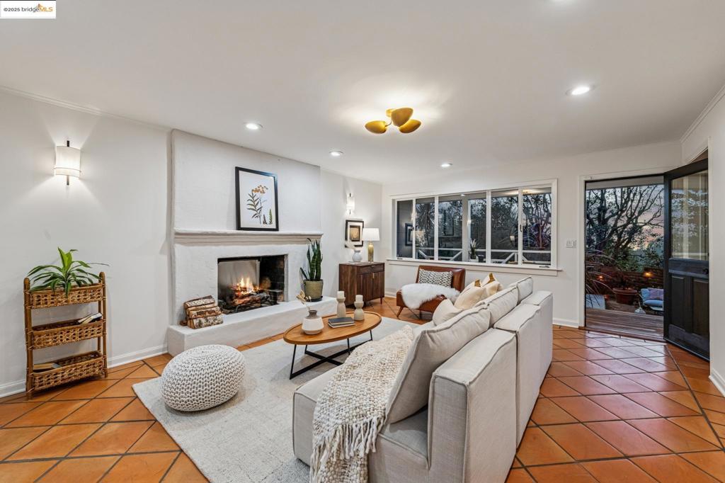 MONTCLAIR HILLS - Residential