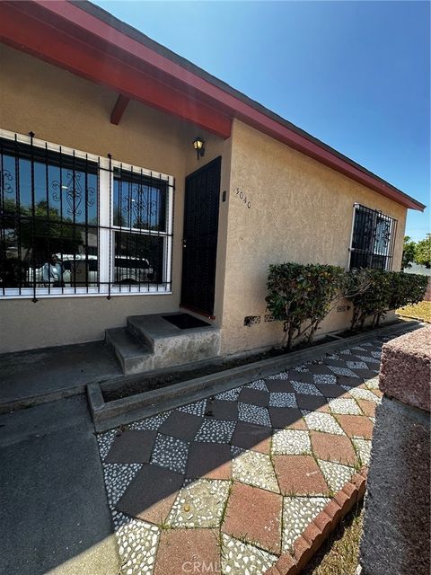 Photo of 3040 Seminole AVE, South Gate, CA 90280 (MLS # DW26103601)