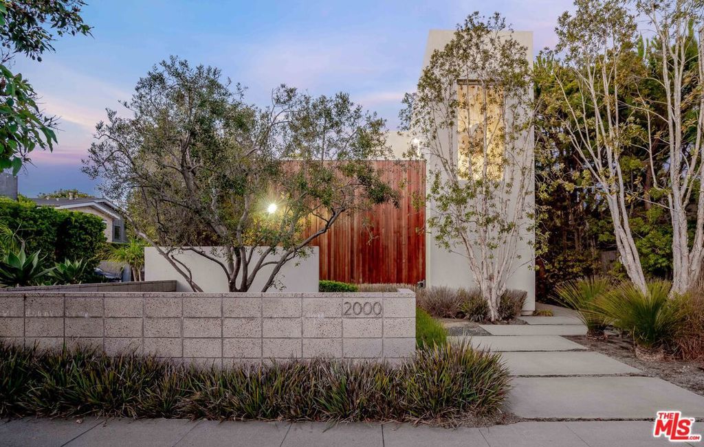 Photo of 2000 Walnut Avenue, Venice, CA 90291 (MLS # 25591615)
