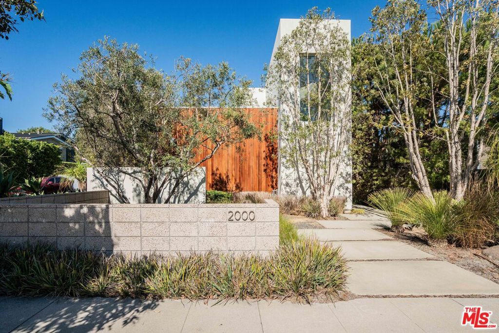 Photo of 2000 Walnut Avenue, Venice, CA 90291 (MLS # 25591615)