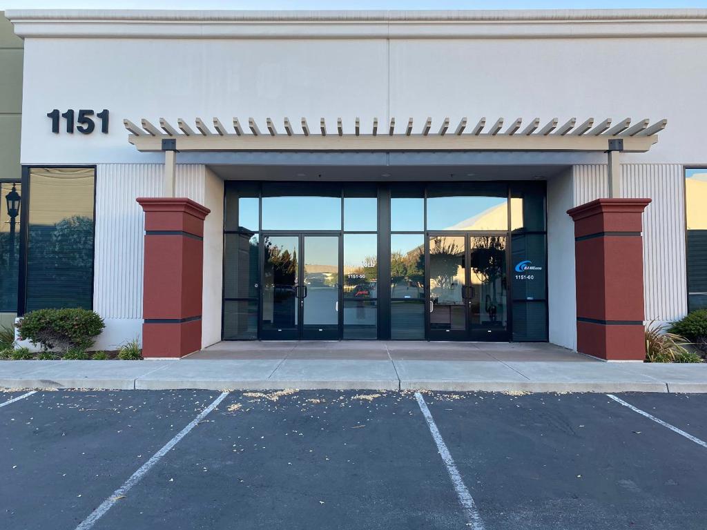 Located in a beautiful business park, available for rent a spacious 1640 sqft space for offices, showroom, warehouse, manufacture ...etc. with ADA-standard restroom, 18 feet high ceiling with skylight, fire sprinklers,12 feet roll up drive-through door, 200 Amp, ample parking spaces, close to retails, restaurants and shopping centers, only 10 minutes' drive to San Jose Airport, easy access to freeways 101, 680, 880, and 87, immediate move-in ready.