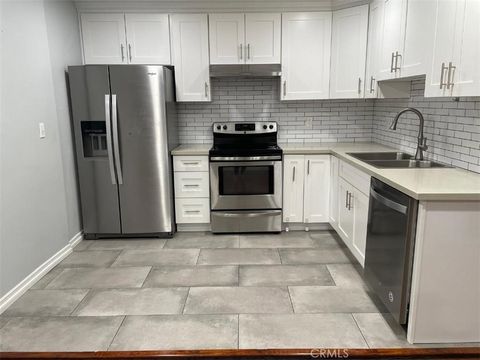 Photo of 18619 Collins, Tarzana, CA 91356 (MLS # SR25255986)