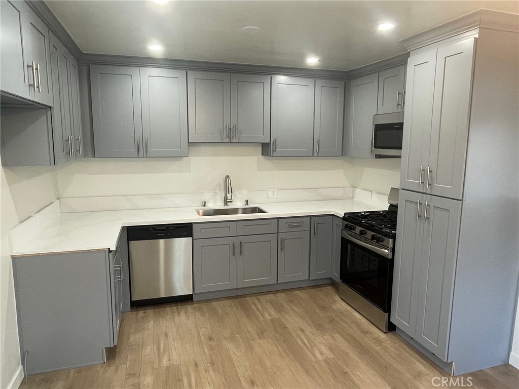 Recently remodeled this 3 bed 2 bath unit is centrally located in a quaint neighborhood of Sherman Oaks, is close to shopping, freeways, restaurants and all. This upper level unit is offering all new flooring, Kitchen cabinets, SS appliances, brand new bathrooms and paint. Near 101, 405, 170 and 134 freeways, minutes from Ventura blvd.