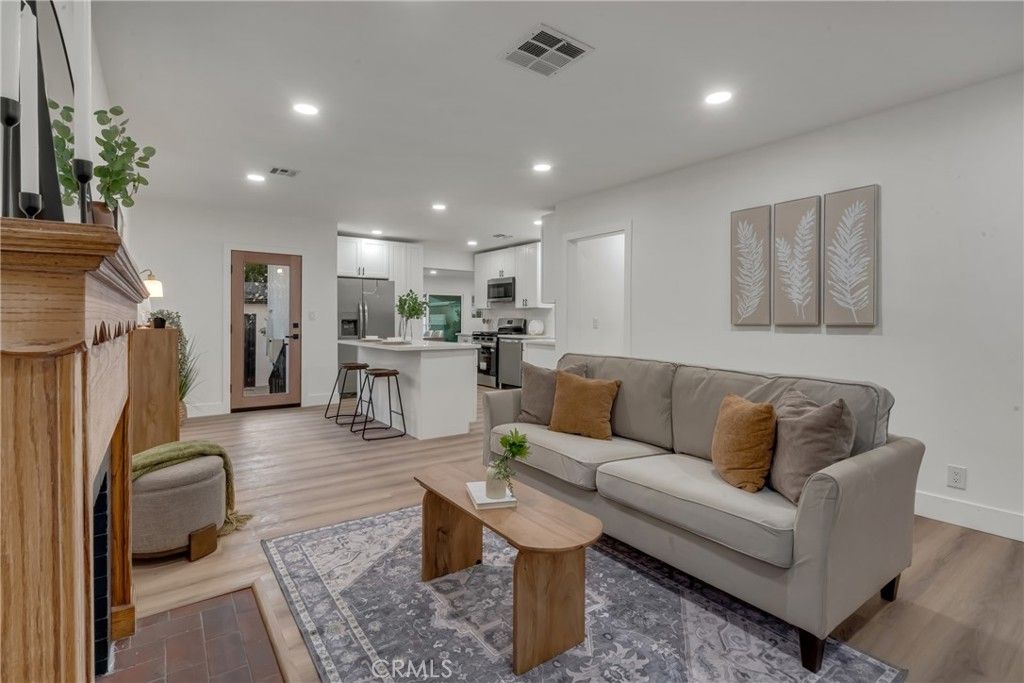 Photo of 1741 N Rose St, Burbank, CA 91505 (MLS # DW25246084)