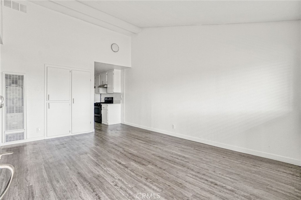 751 Cerritos