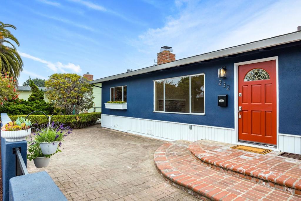 232 Peninsula Drive