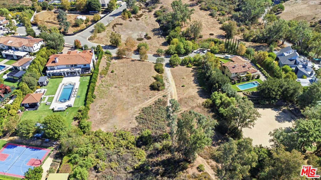 2025 Delphine Lane