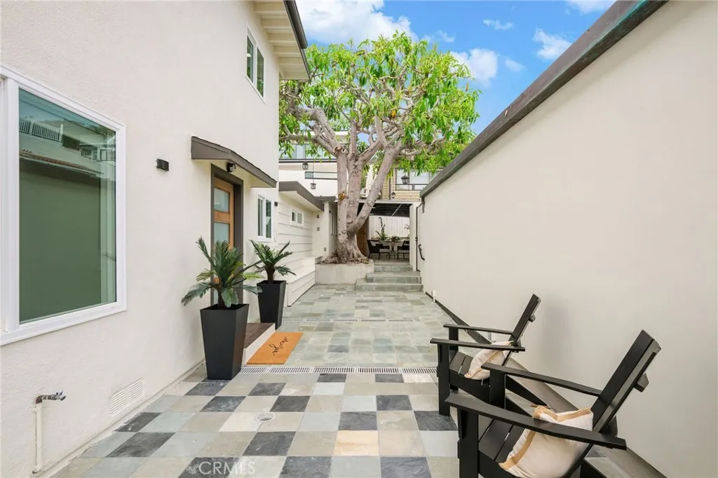 Laguna Beach, California 92651, United States, 4 Bedrooms Bedrooms, ,2 BathroomsBathrooms,Residential,Active,161930