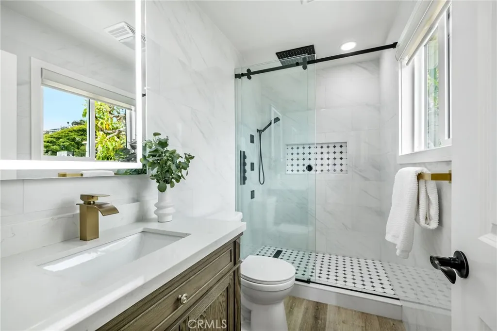 Laguna Beach, California 92651, United States, 4 Bedrooms Bedrooms, ,2 BathroomsBathrooms,Residential,Active,161930