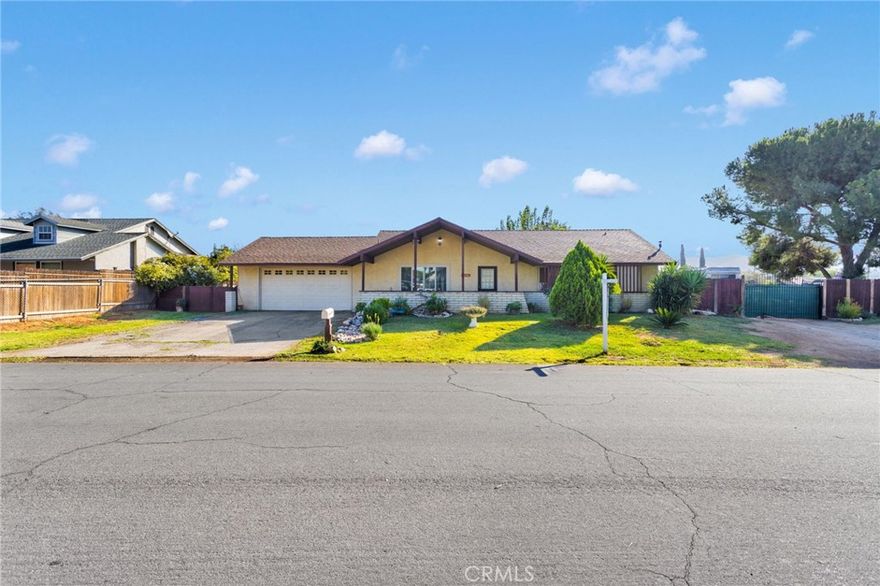 Nice 4 bedrooms and 2 baths home in Jurupa Valley, just needs some updating but a really nice size lot with RV parking.