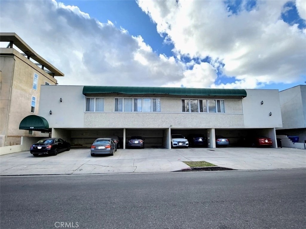 Welcome home to this beautiful 3 bed 2 bath apartment in Los Angeles!! This unit features like-new laminate flooring, large windows that provide great natural lighting in the living area, well-kept carpets in all bedrooms, and window AC units and ceiling fans to keep you cool during the heat. In the kitchen you will find appliances such as the stove, refrigerator, microwave, and it comes with plenty of cabinetry for your storage needs. A washer and a dryer are neatly tucked away in a closet inside the unit for your convenience. Enjoy the building's shared swimming pool for hot summer days! Close to Trader Joe's, Arnaz Park and Beverly Center shopping mall. Do not miss out and book your showing today!
