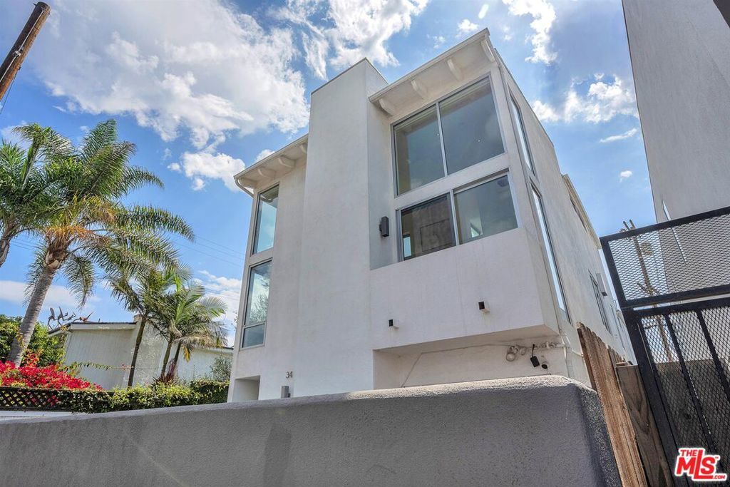 Photo of 34 S Venice Boulevard, Venice, CA 90291 (MLS # 25586025)