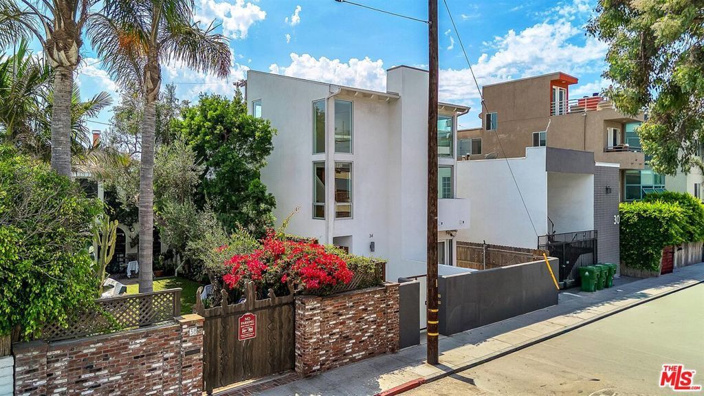 Photo of 34 S Venice Boulevard, Venice, CA 90291 (MLS # 25586025)