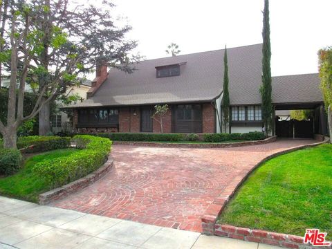 Photo of 605 Foothill Road, Beverly Hills, CA 90210 (MLS # 26743675)