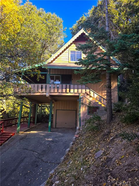 Photo of 629 Chateau Dr, Crestline, CA 92325 (MLS # CV25256026)