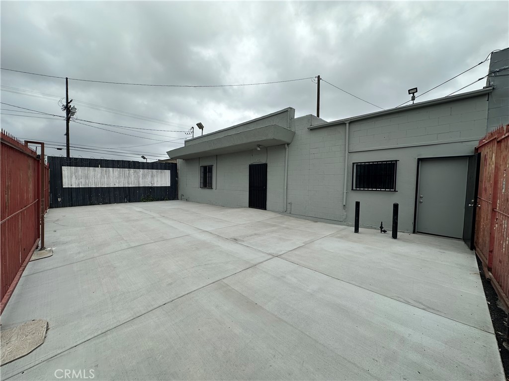 This well-maintained warehouse offers the perfect setup for cabinet making, woodworking, or other light manufacturing trades. Featuring ample open floor space, high ceilings, and two convenient restrooms, the unit is designed for functionality and workflow efficiency. With easy access for loading and unloading, plus a prime location in a business-friendly area of Los Angeles, this property is ready to support your growing operation. Don’t miss this great leasing opportunity!