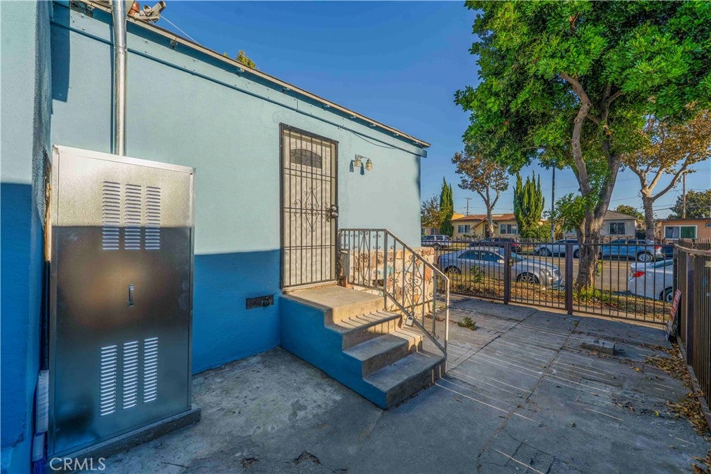 6121 E Olympic