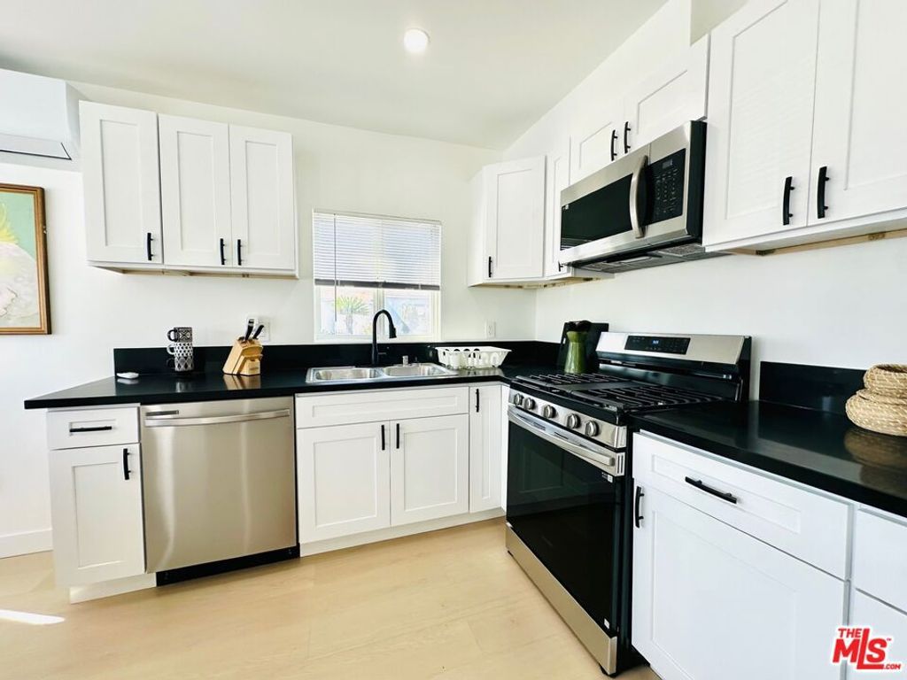 Photo of Los Angeles, CA 90016 (MLS # 25594517)