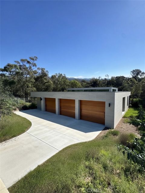 Photo of 2171 Lemon Heights Dr, North Tustin, CA 92705 (MLS # OC26013866)