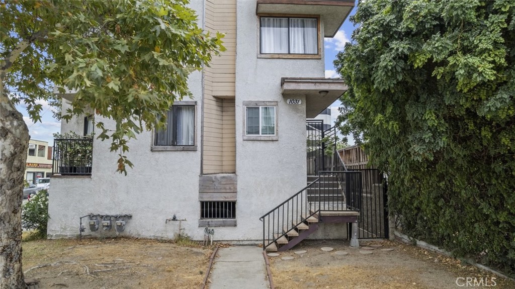 Beautifully updated 2 bedroom, 3 bathroom townhouse in the heart of Glendale, offering over 800 square feet of thoughtfully designed living space. This light-filled home features two private balconies perfect for relaxing or enjoying morning coffee. Inside, you’ll find stylish laminate flooring, a mix of natural and recessed lighting, and a cozy fireplace that adds warmth and charm to the living area. The full kitchen is equipped with modern appliances and offers ample cabinetry for storage and meal prep. Both bedrooms are spacious, and each bathroom is tastefully appointed for comfort and functionality. Additional conveniences include in-unit laundry hookups and two reserved parking spaces. Located just minutes from downtown Glendale, this home offers easy access to shopping, dining, entertainment, and commuter routes, making it an ideal blend of modern living and central convenience.