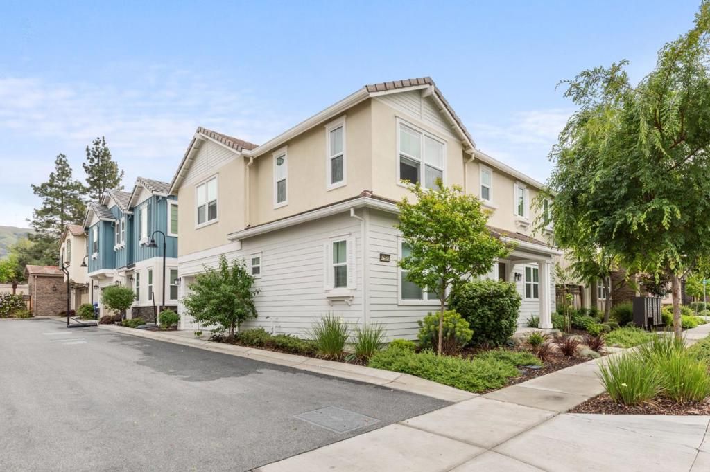 Photo of 47520 Kinner Falls Cmn, Fremont, CA 94539 (MLS # ML82043354)