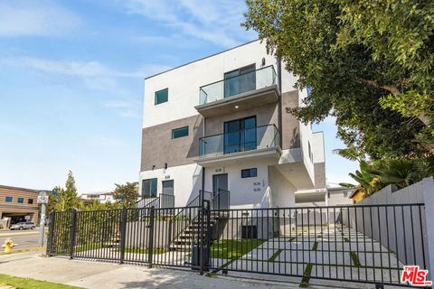 Photo of 1638 Longwood Avenue, Los Angeles, CA 90019 (MLS # 25614147)