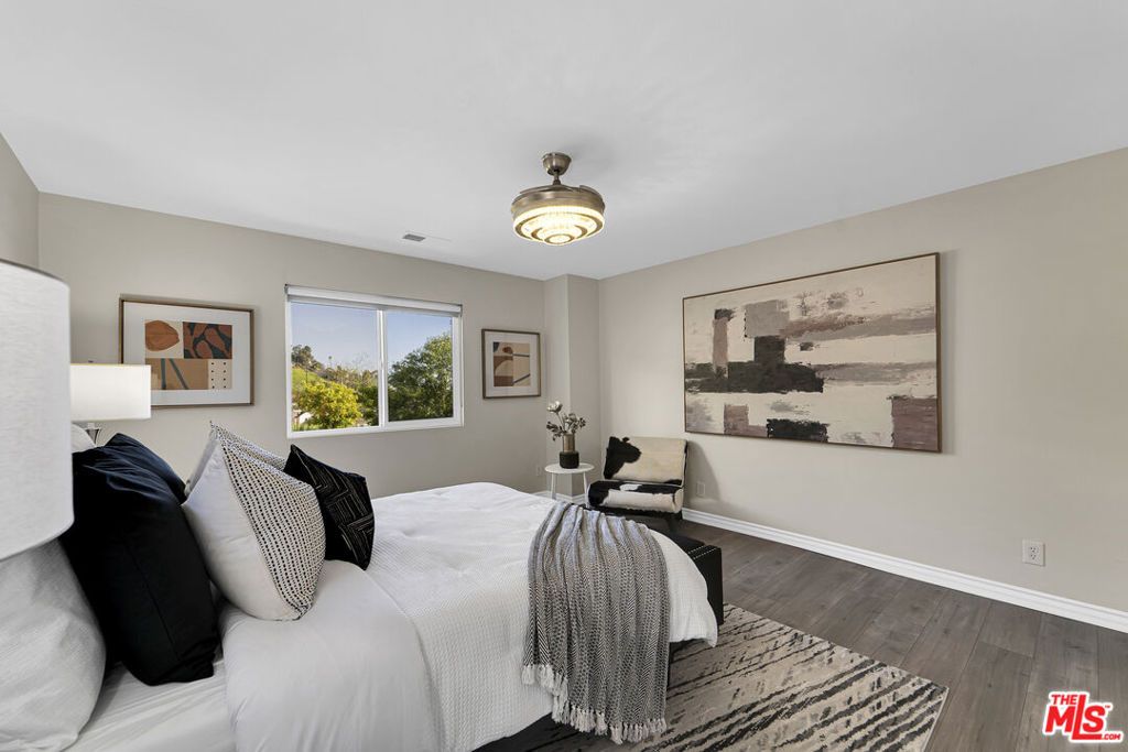 listing image 130727711875700059618
