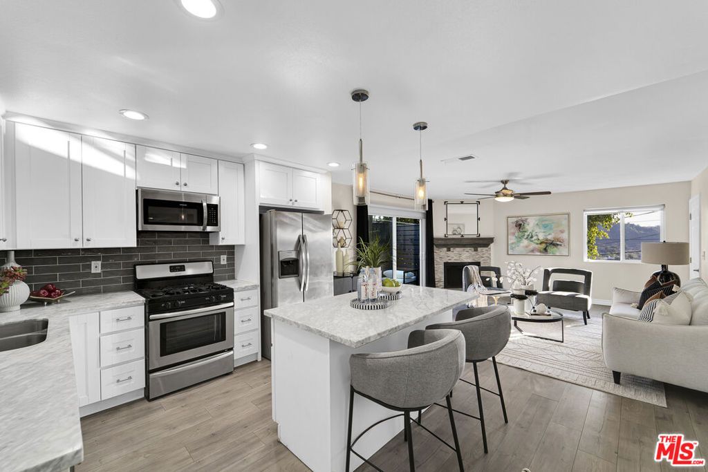 listing image 130723754536056530367