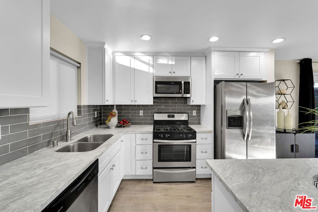 listing image 130723929815978623403