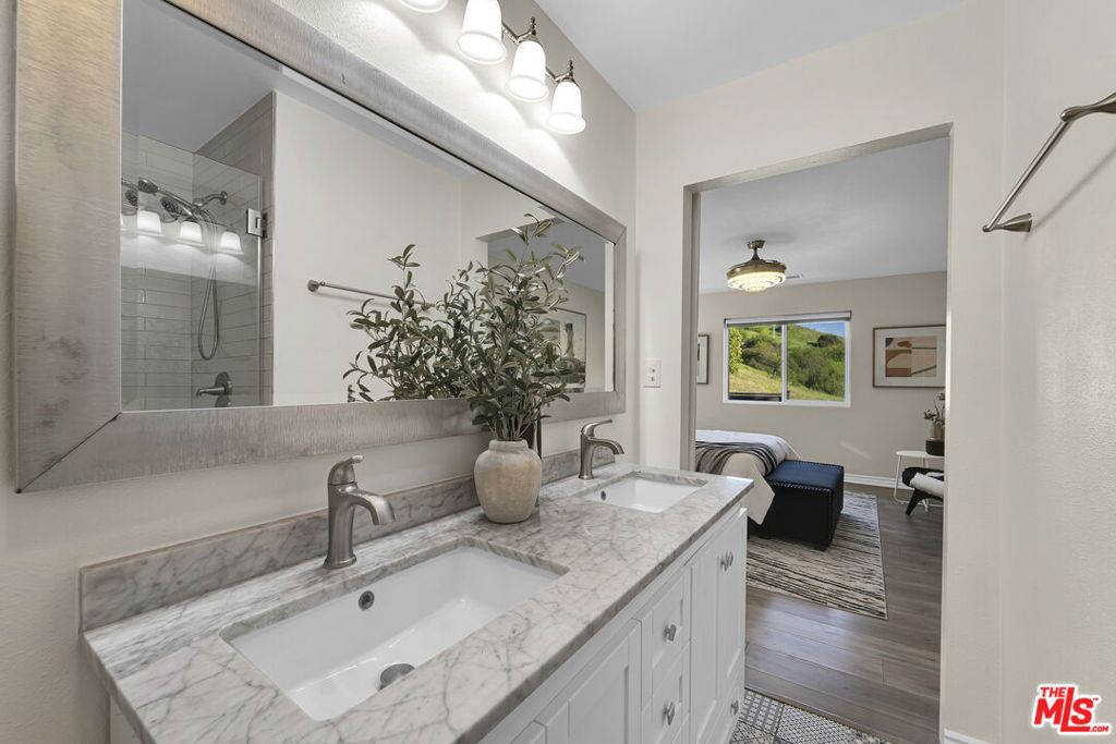 listing image 130727850469022576661