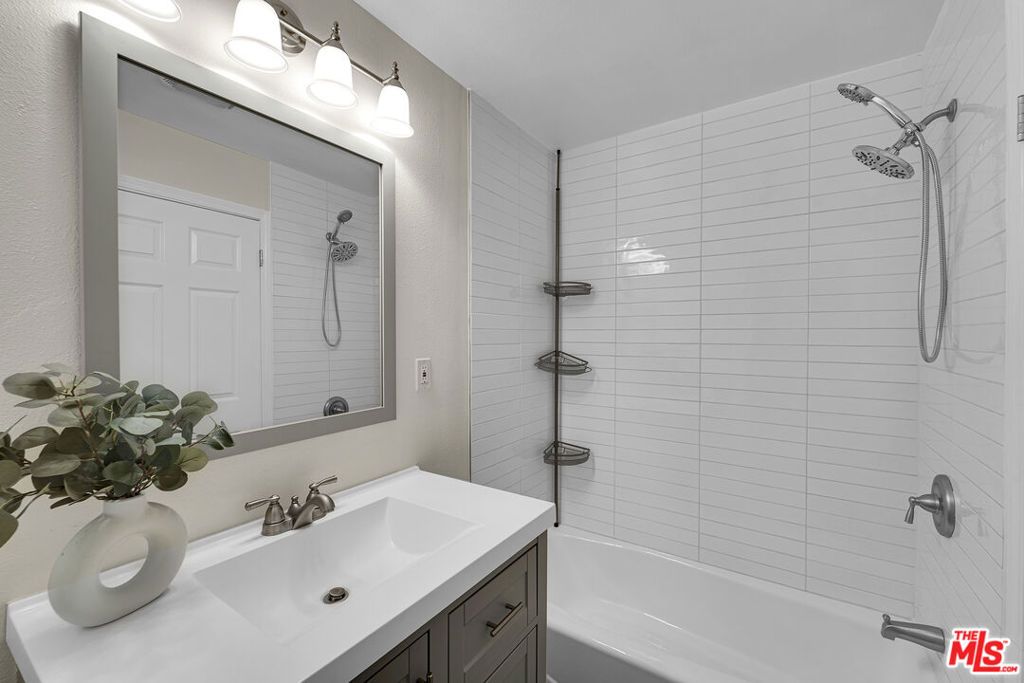 listing image 130722629760759920122