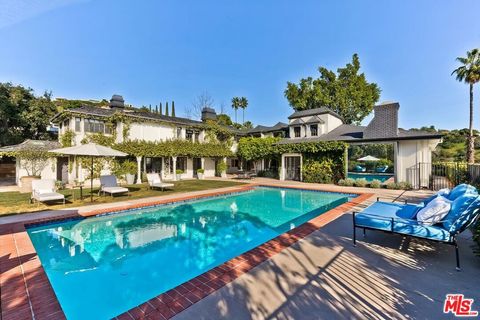 Photo of 1075 Wallace Rdg, Beverly Hills, CA 90210 (MLS # 26650989)