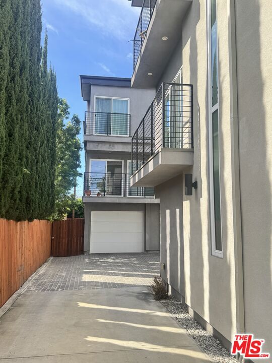 1223 N Kenmore Avenue