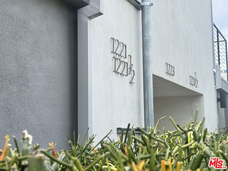 1223 N Kenmore Avenue