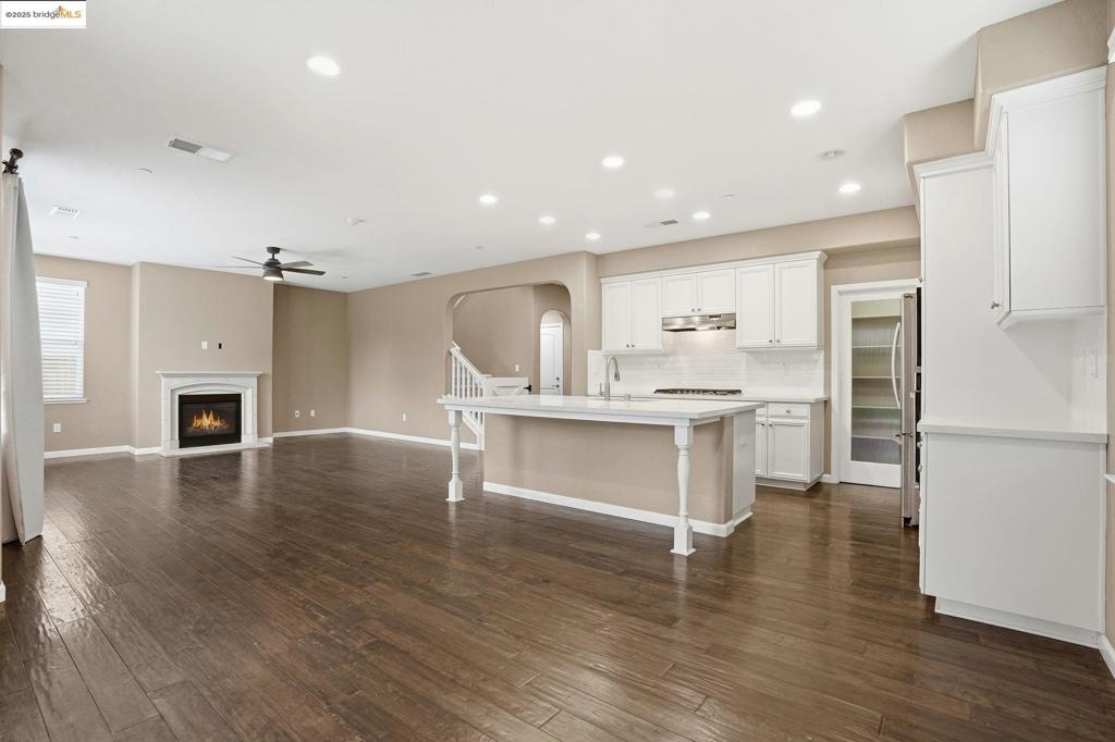 THE LAKES - Residential